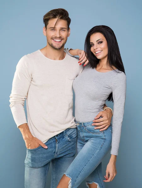 Retrato de hermosa pareja sonriente — Foto de Stock