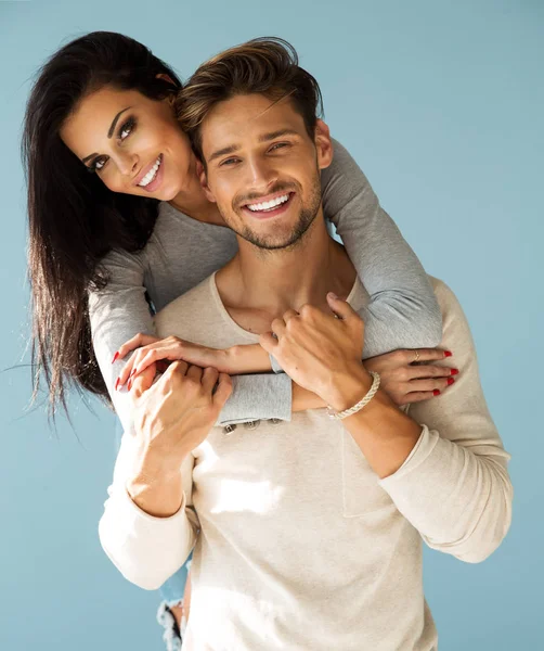 Retrato de casal bonito sorridente — Fotografia de Stock