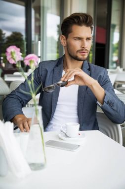 Seksi yakışıklı adam portresi