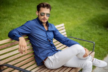 yakışıklı erkek modeli 