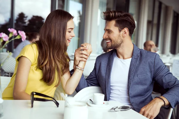 Vackra paret sitter i restaurangen — Stockfoto