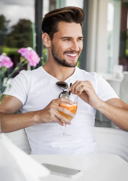 英俊的男人喝橙汁 — 图库照片