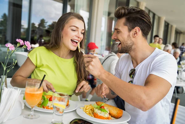 Hermosa pareja en el almuerzo — Foto de Stock