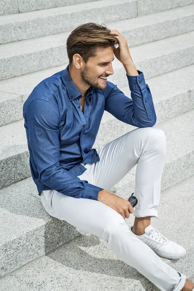 Modelo masculino de moda — Foto de Stock