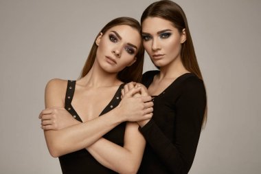 İki kız kardeşin portresi