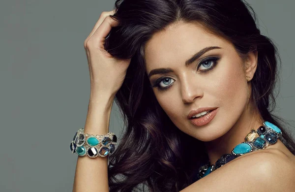 Beautiful female model with jewellery — Fotografie, imagine de stoc
