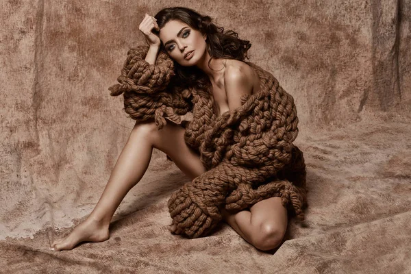 Modelo femenino con suéter de lana —  Fotos de Stock