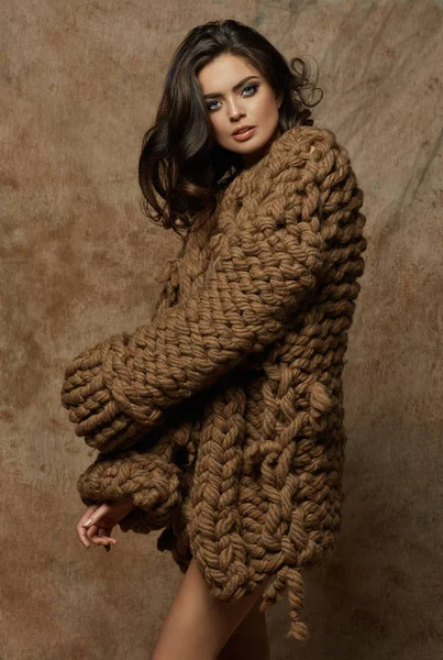 Жіноча модель в вовняному светрі — стокове фото