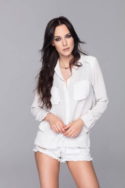 Beyaz giysili kadın modeli 