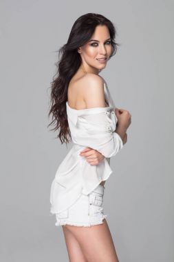 Beyaz giysili kadın modeli 