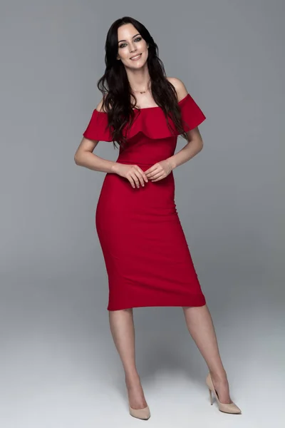 Красивая женщина в красном платье — стоковое фото