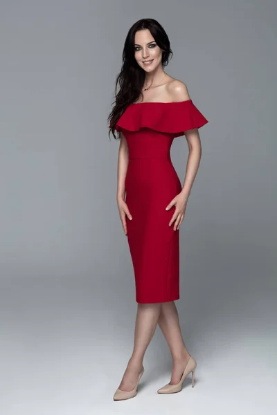 Schöne Frau im roten Kleid — Stockfoto