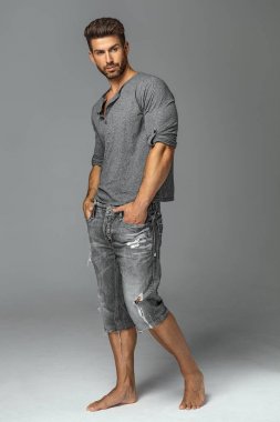 yakışıklı adam poz