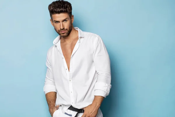 Hombre guapo usar camisa blanca —  Fotos de Stock