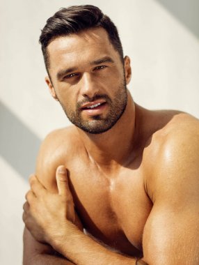 Yakışıklı genç adam.