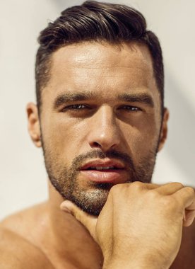 Yakışıklı genç adam.