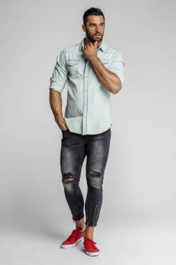  yakışıklı delikanlı