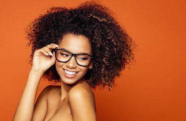 Gözlüklü genç bir kadın.