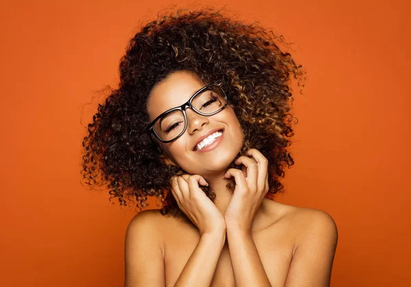 Jonge vrouw met een bril — Stockfoto