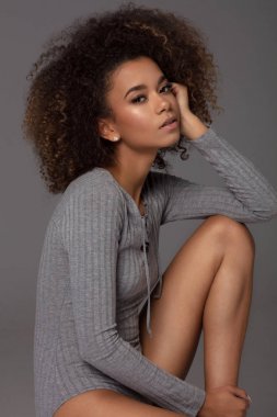 Güzel Afrikalı-Amerikalı kadın modeli.