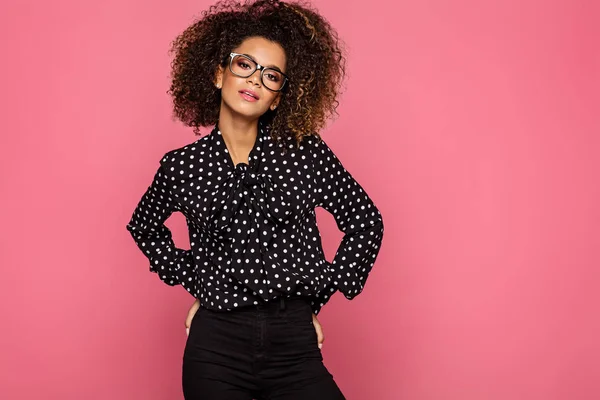 Mujer negra usar gafas y camisa negra —  Fotos de Stock