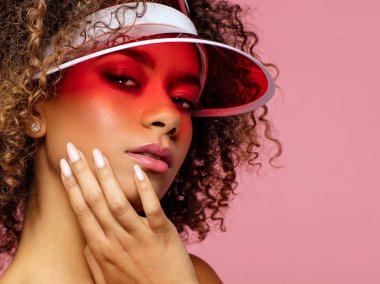 Afro-Amerikan yüz doğal cilt ile