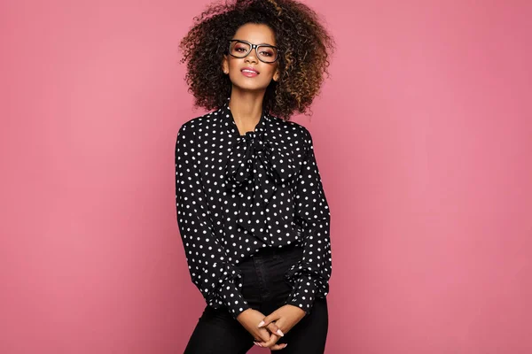 Hermosa Mujer Negra Modelo Usar Gafas Camisa Negra Guisantes —  Fotos de Stock