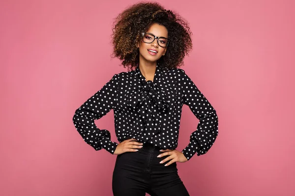 Красивая черная женщина модель носить очки — стоковое фото