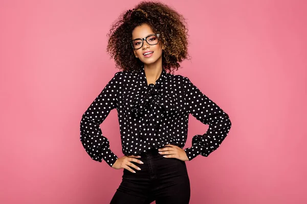 Belle femme noire souriante porter des lunettes — Photo