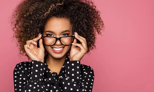 Ung svart frisk kvinna hålla glasögon — Stockfoto