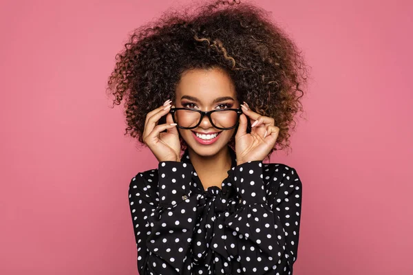 Joven negro saludable mujer sosteniendo gafas —  Fotos de Stock