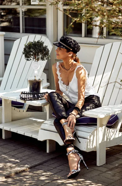 Mujer Moda Sentada Aire Libre Restaurante Lujo — Foto de Stock