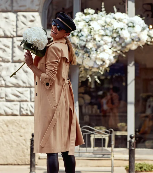 Femme Mode Tenue Automne Souriant Caméra — Photo