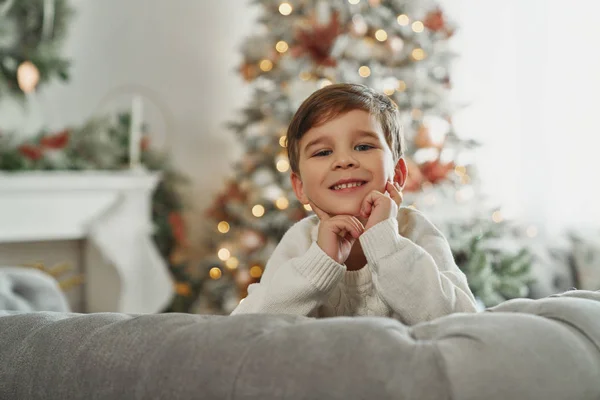 Aranyos Fiú Pózol Szobában Karácsonyfa Háttérben — Stock Fotó