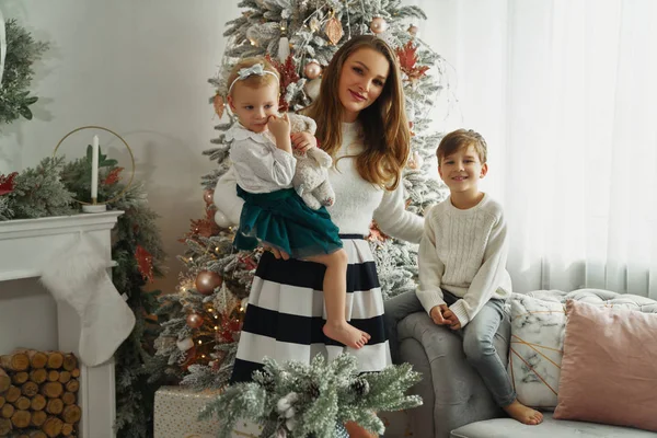 Vrouw Met Kinderen Poseren Met Kerstboom Achtergrond — Stockfoto