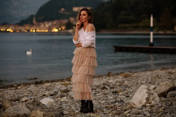 Modelo femenino de moda en traje elegante relajante en la playa —  Fotos de Stock