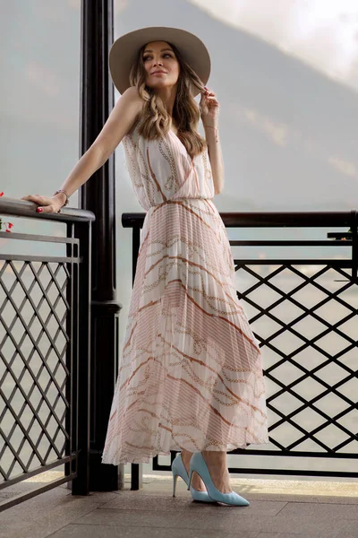 Mujer de moda en vestido de verano relajante al aire libre — Foto de Stock