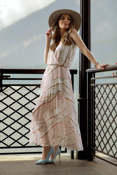 Mulher na moda no vestido de verão relaxante ao ar livre — Fotografia de Stock