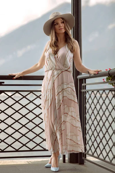 Модная женщина в летнем платье, расслабляющем на открытом воздухе — стоковое фото