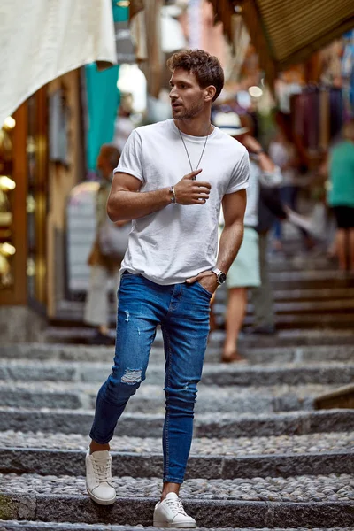 Bonito homem de roupa diária andando na rua — Fotografia de Stock