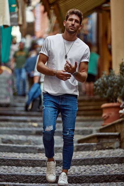 Hombre guapo en traje diario caminando por la calle —  Fotos de Stock