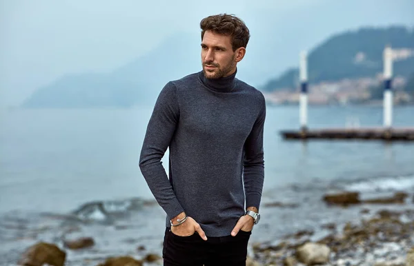 Handsome man in autumn outfit relaxing on the beach after sunset — 图库照片