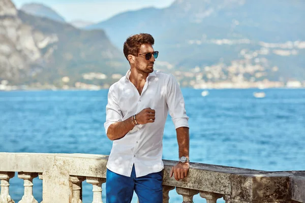 Portrait of handsome man wearing elegant white shirt and sunglas — 스톡 사진