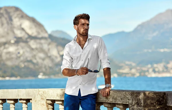 Retrato de hombre guapo en camisa blanca elegante de pie cerca de th — Foto de Stock