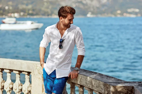 Retrato de hombre guapo sonriente en camisa blanca elegante — Foto de Stock