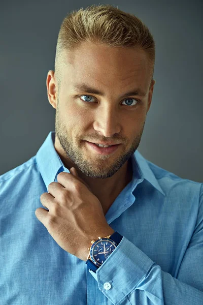 Retrato de homem bonito em azul camisa desgaste relógio — Fotografia de Stock