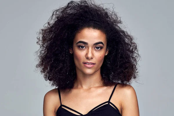 Portrait of beautiful latin american woman with afro hairstyle l — 图库照片