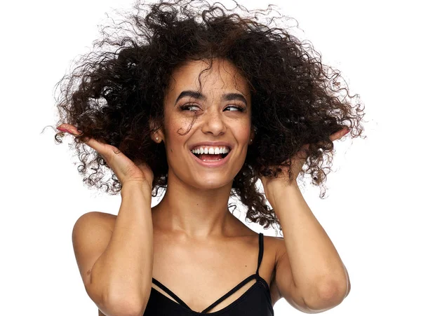 Lustige lateinamerikanische Frau spielt mit ihrer Afro-Frisur isola — Stockfoto