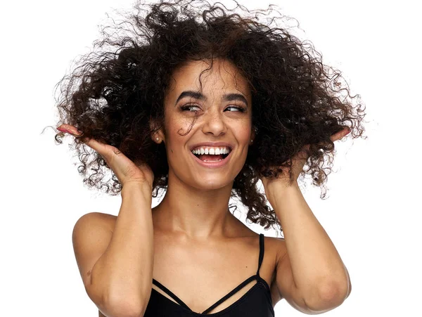 Grappig latijn amerikaans vrouw spelen met haar afro kapsel isola — Stockfoto