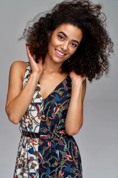 Glimlachen latijn amerikaanse vrouw met afro kapsel kleding fashionabl — Stockfoto